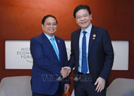 PM meets with Singaporean counterpart on WEF Tianjin sidelines